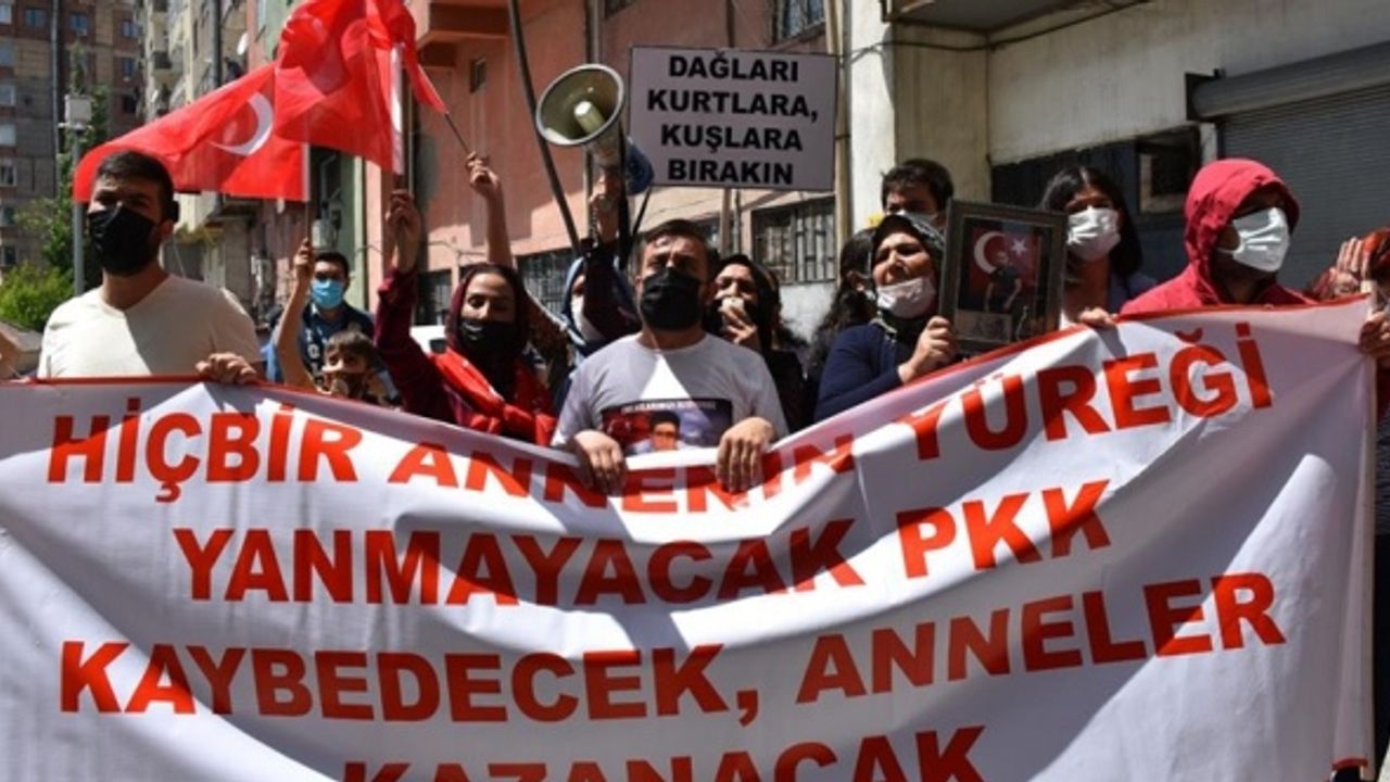 Hakkari'de, terör mağdurlarından HDP binası önünde oturma eylemi!