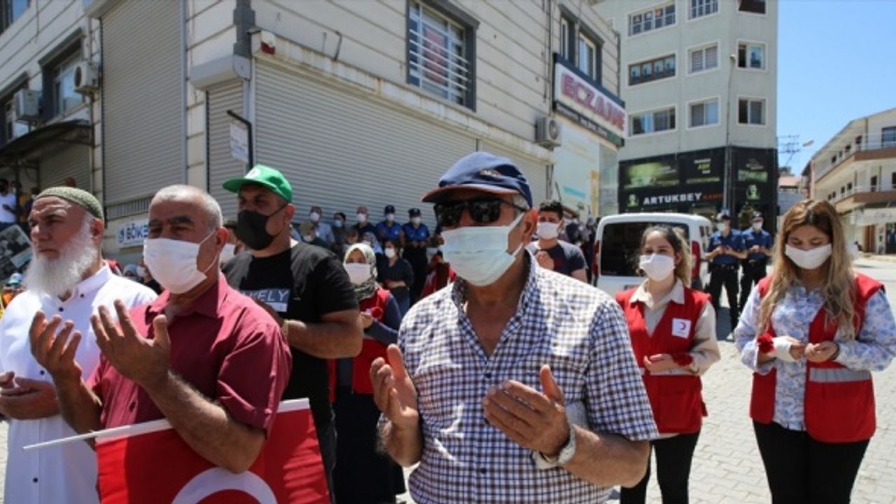Hatay'ın Reyhanlı ilçesindeki bombalı saldırılarda hayatını kaybedenler anıldı