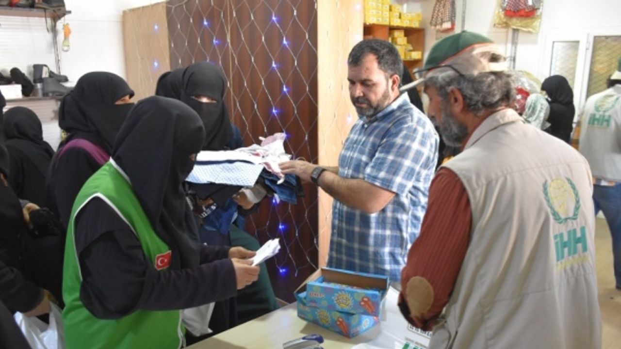 İHH, Suriye'de bayram öncesi kıyafet yardımıyla binlerce yetimin yüzünü güldürdü
