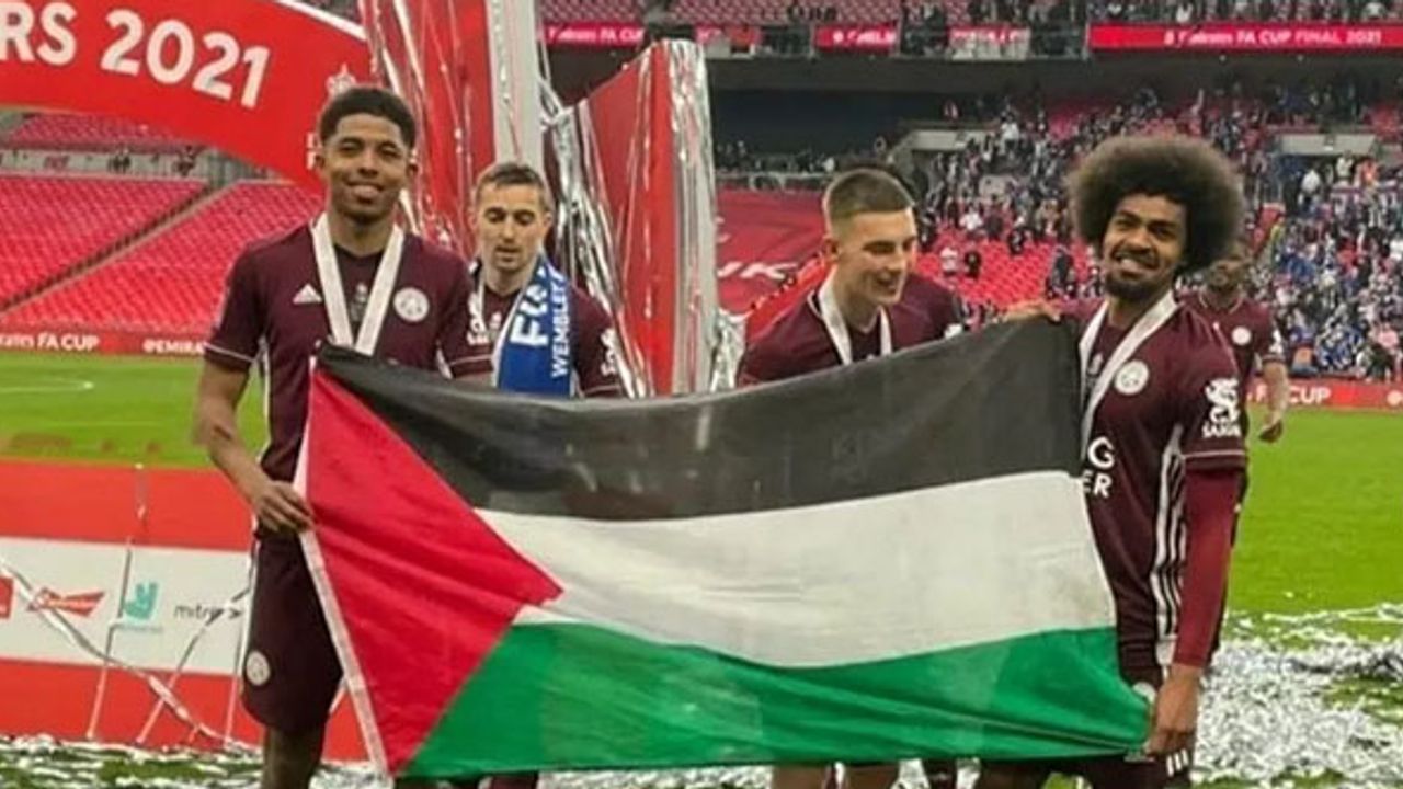 İngiltere Federasyon Kupası'nı kazanan Leicester'lı oyunculardan Filistin'e destek