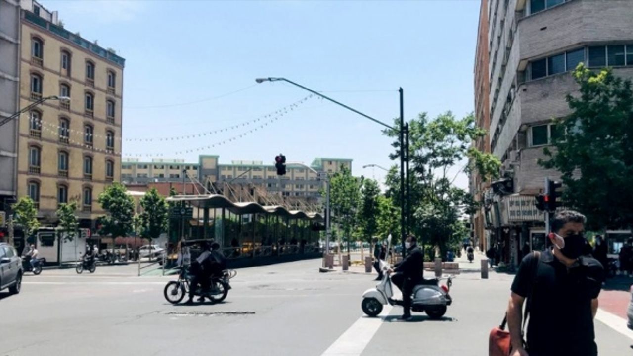 İran'da son 24 saatte 303 kişi Kovid-19'dan hayatını kaybetti