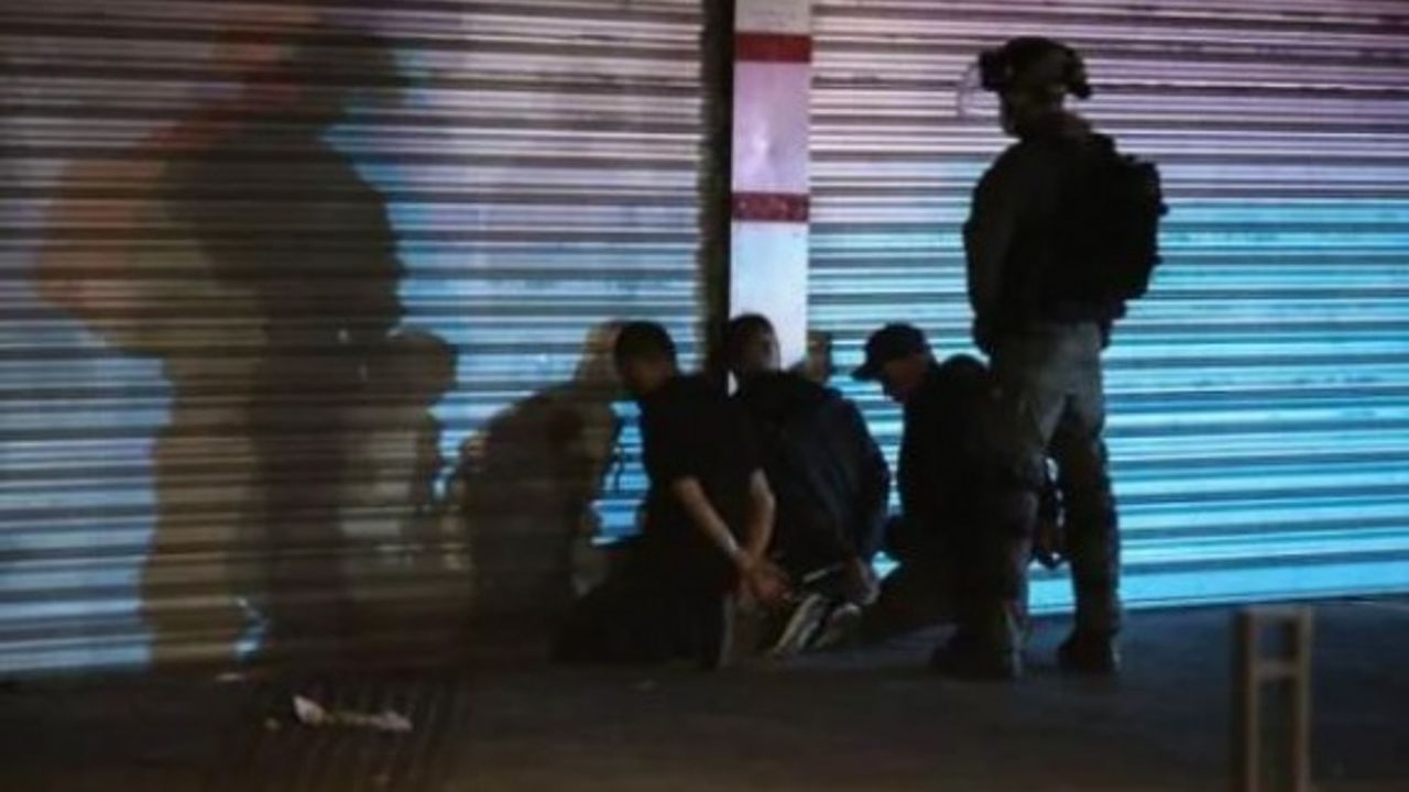 İşgalci İsrail polisi yüzlerce Filistin kökenli kişiyi gözaltına aldı