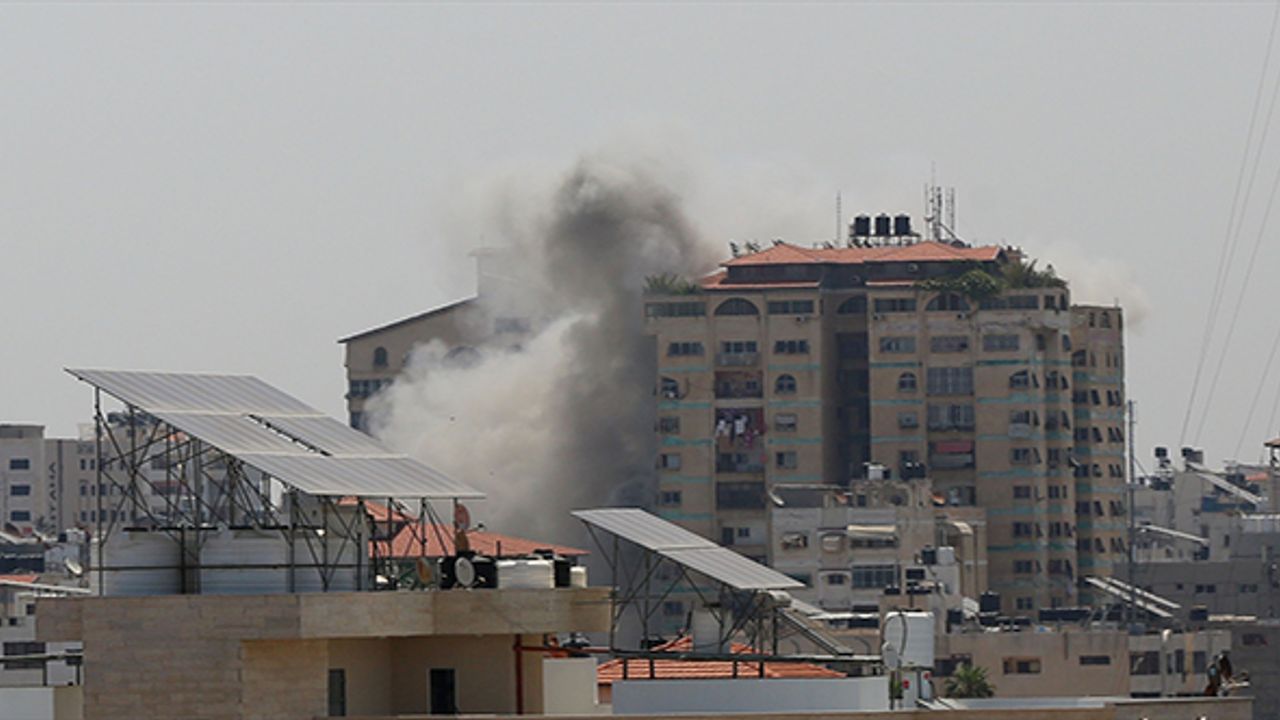 İsrail, abluka altındaki Gazze'nin çeşitli noktalarını bombaladı
