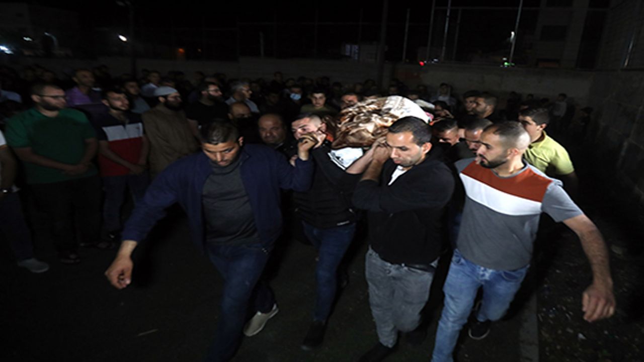 İsrail askerlerinin Batı Şeria'da şehit ettiği Filistinli kadın son yolculuğuna uğurlandı