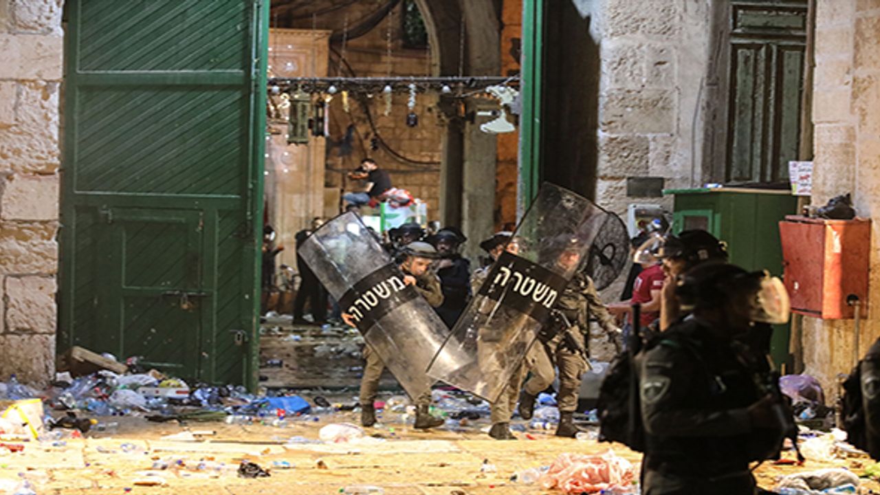 İsrail polisi Mescid-i Aksa’da namaz kılan cemaate saldırdı