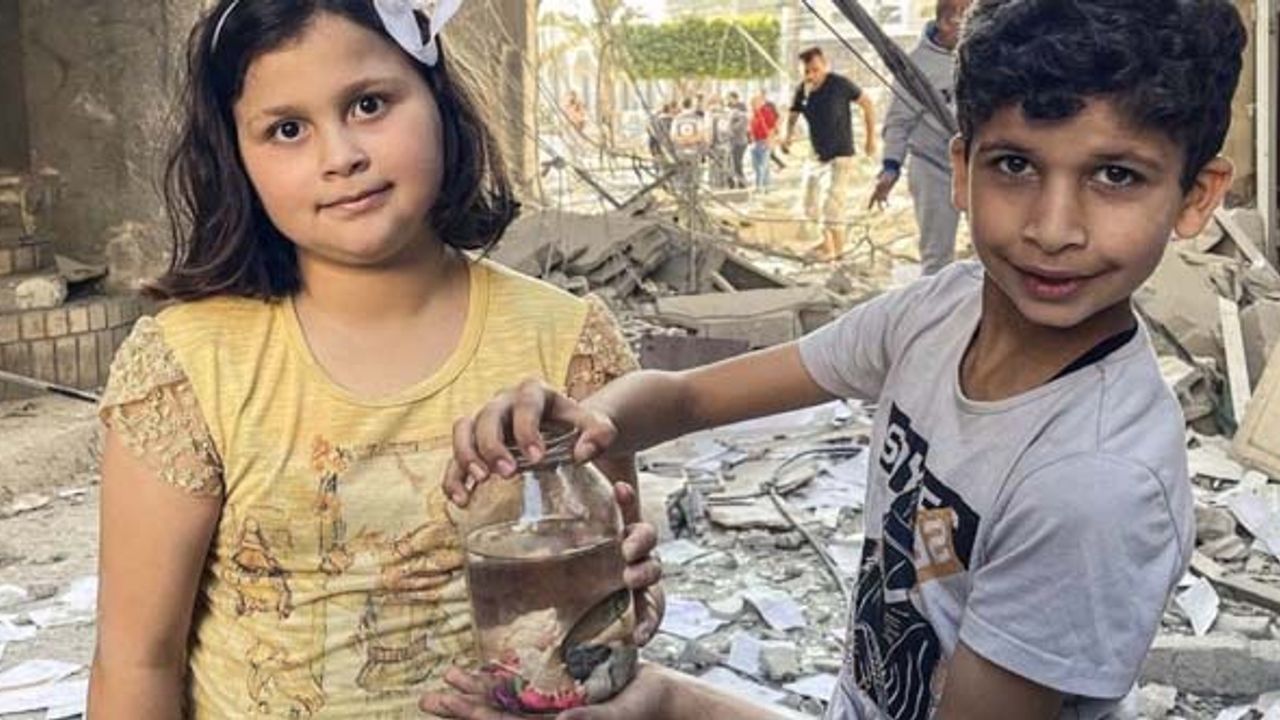 İsrail saldırılarında balıklarını kurtaran çocukların sevinci ekranlara böyle yansıdı
