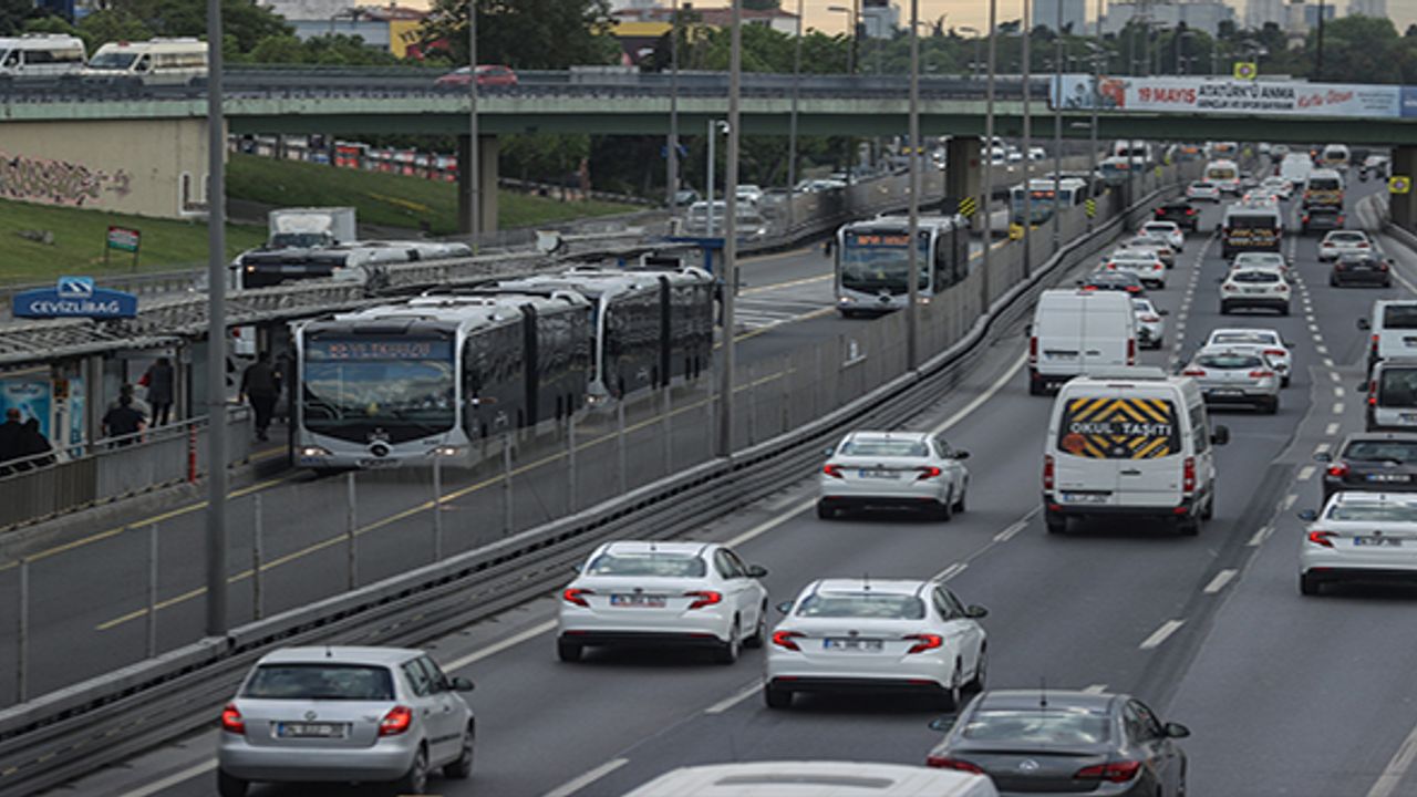 İstanbul'da "kademeli normalleşme"nin ikinci gününde trafik yoğunluğu yaşanıyor