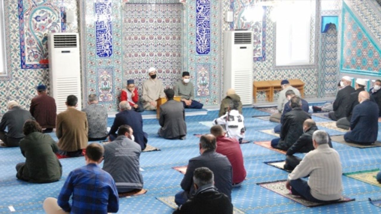 İstanbul'da camilerde Kudüs için Kur'an-ı Kerim okundu, dua edildi