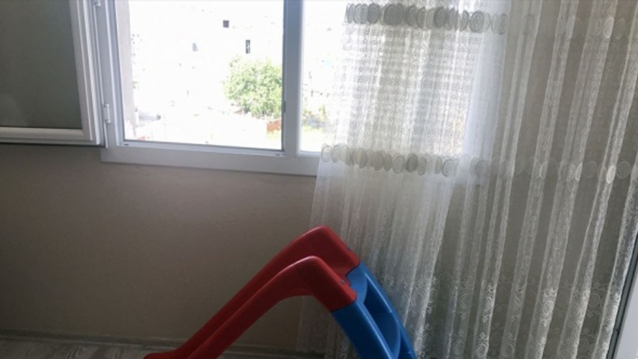 İzmir'de 4. kattaki evlerinin penceresinden kamyonetin kasasına düşen çocuk yaralandı