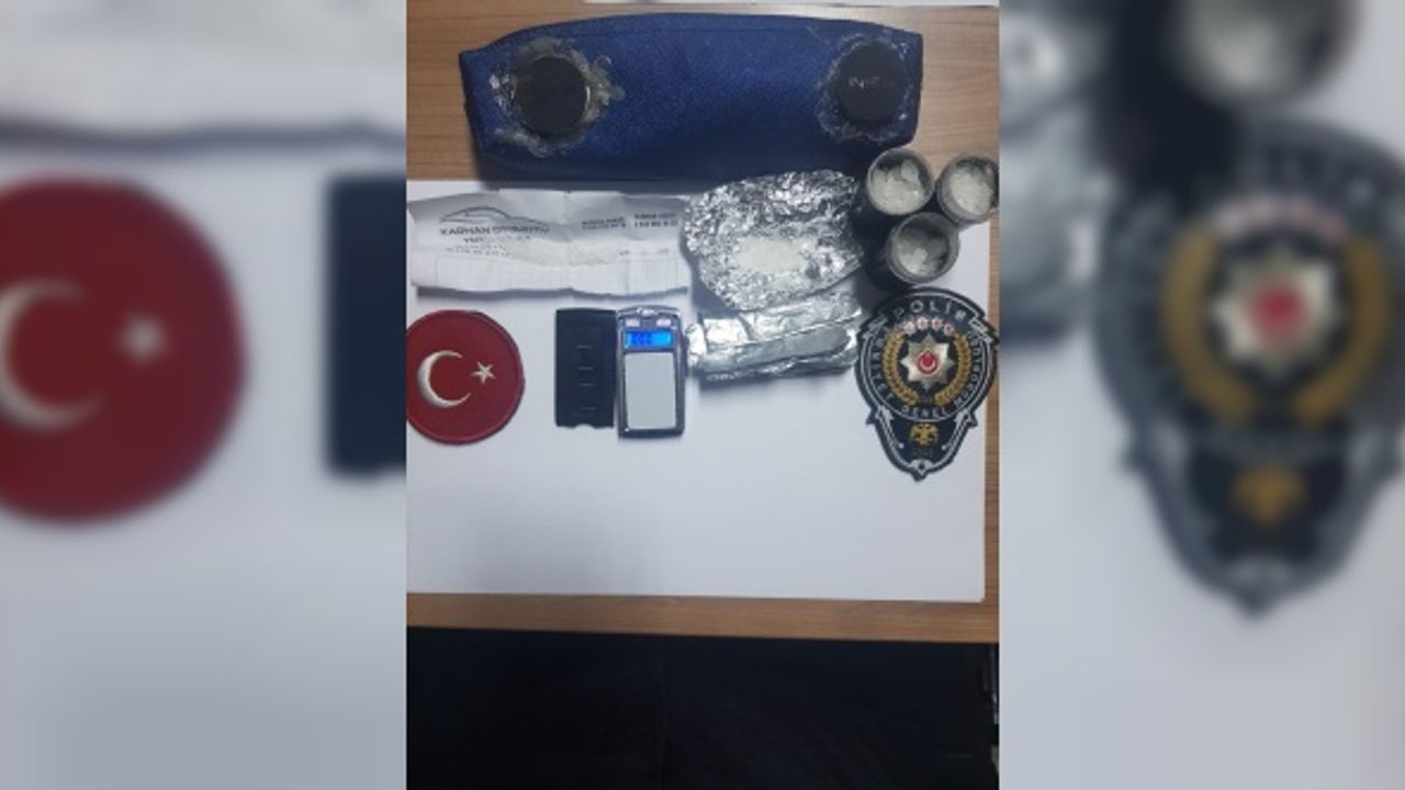 İzmir'de otomobilin altında gizlenmiş özel mıknatıslı kalemlik içerisinde uyuşturucu madde bulundu