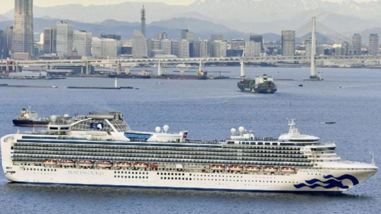 Japonya'da bir yolcusunda Kovid-19 saptanan kruvaziyer limana geri döndü