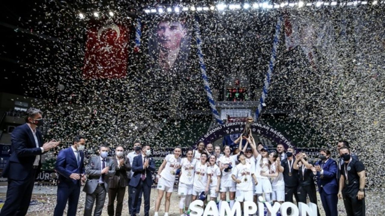 Kadınlar Basketbol Süper Ligi'ne yükselen Bursa Büyükşehir Belediyespor şampiyonluk kupasını aldı