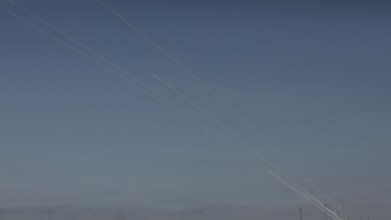 Kassam Tugayları İsrail'in Dimona ve Aşdod kentleri ile gaz platformunu roketlerle hedef aldı