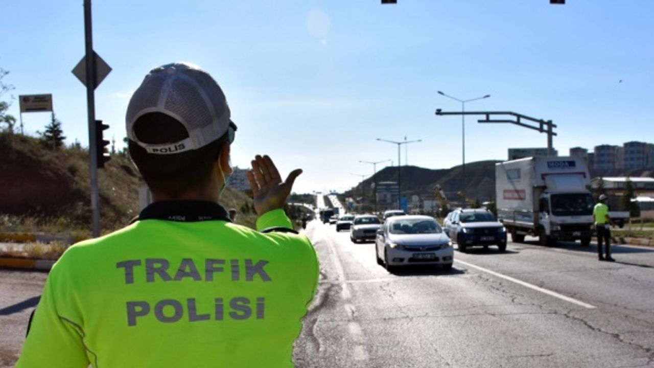 'Kilit kavşak' Kırıkkale'de 'tam kapanma' döneminin sona ermesiyle trafik yoğunluğu başladı