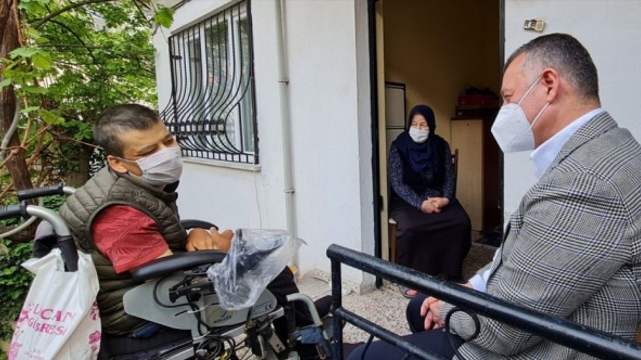 Tahir Büyükakın'dan serebral palsi hastası engelliye sürpriz ziyaret
