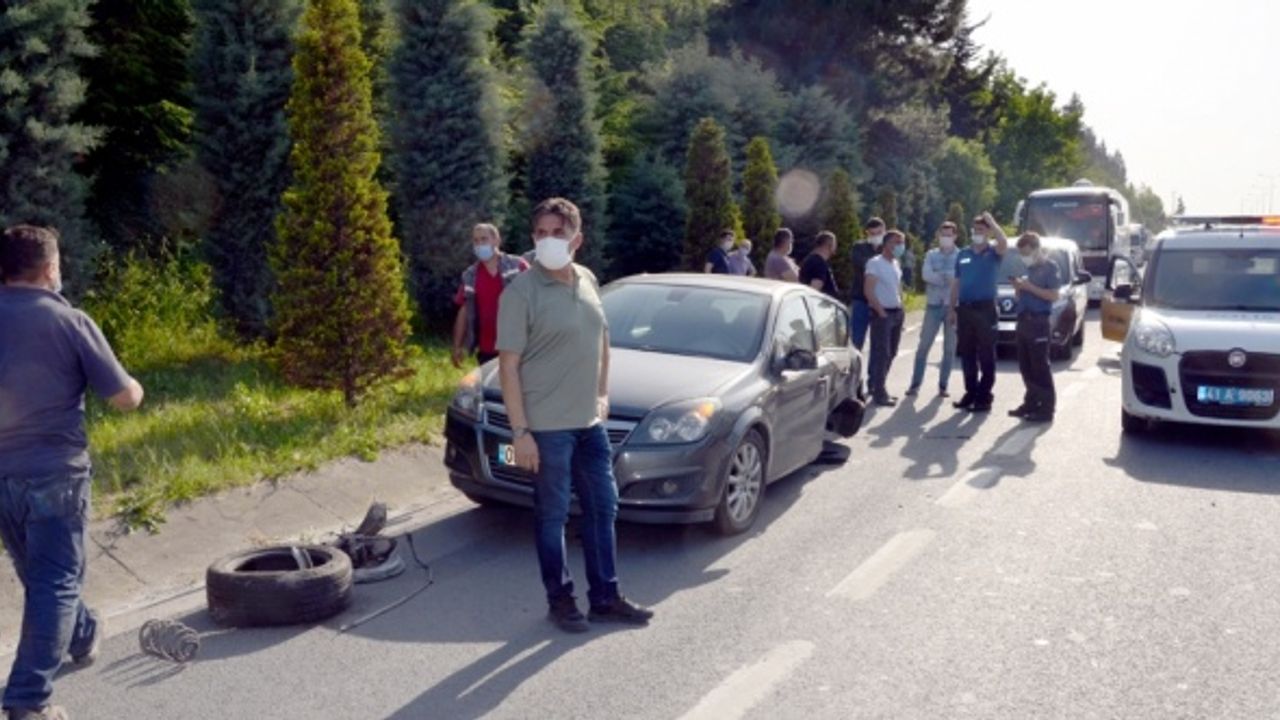 Kocaeli'de 3 otomobilin karıştığı kazada 2 kişi yaralandı