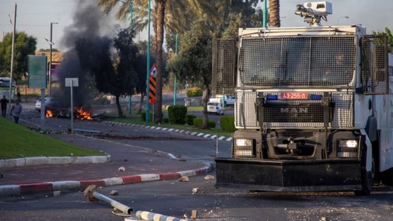 Tel Aviv yakınlarında çok sayıda Yahudi bir Filistinliyi linç etmek istedi