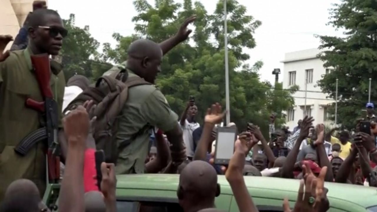 Mali’de Geçiş Konseyi Başkanı ve Başbakan askeri kampa götürüldü