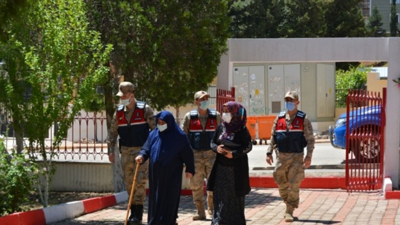 Mehmetçik, Gaziantepli şehit annesini oğlunun sembolik mezarına götürdü