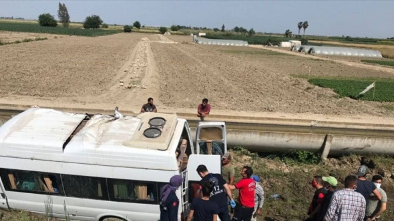 Mersin'de tarım işçilerini taşıyan minibüs şarampole devrildi: 7 yaralı