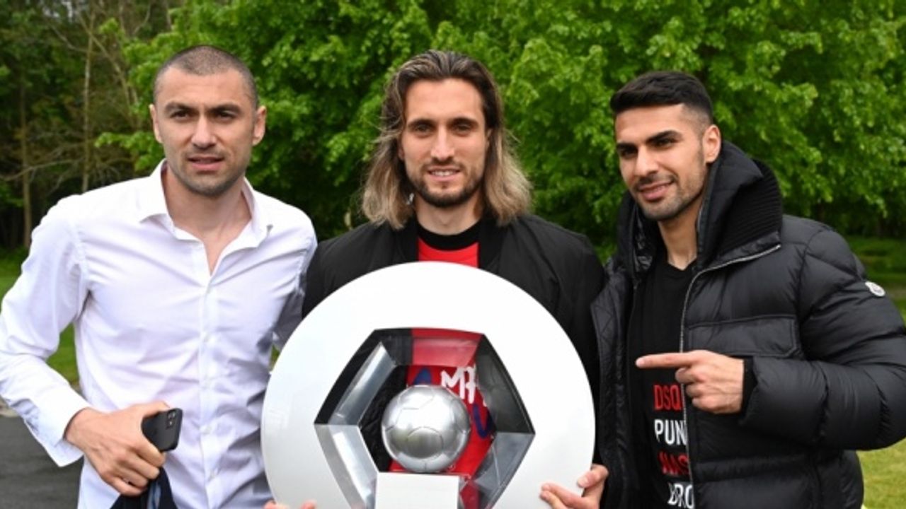 Milli futbolcu Burak Yılmaz: “Çok gururluyuz ülkemize çok selamlar yolluyoruz“