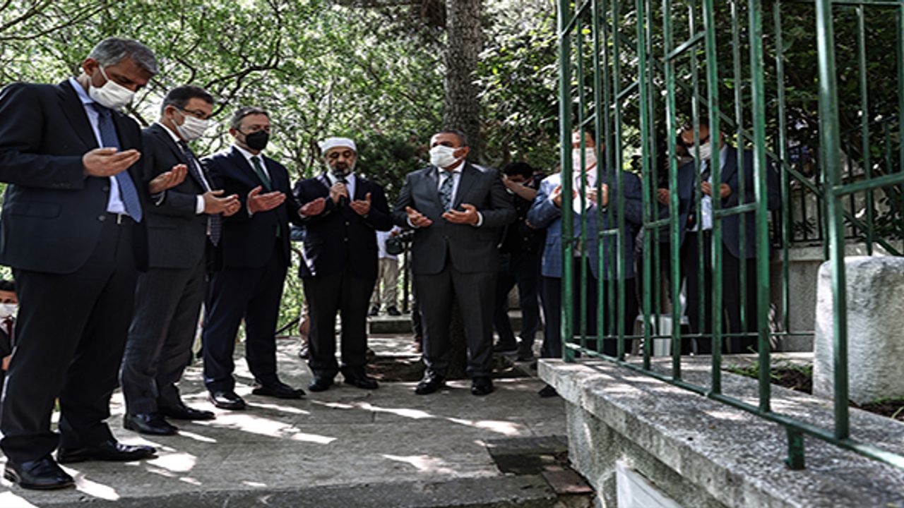 Necip Fazıl Kısakürek, kabri başında anıldı