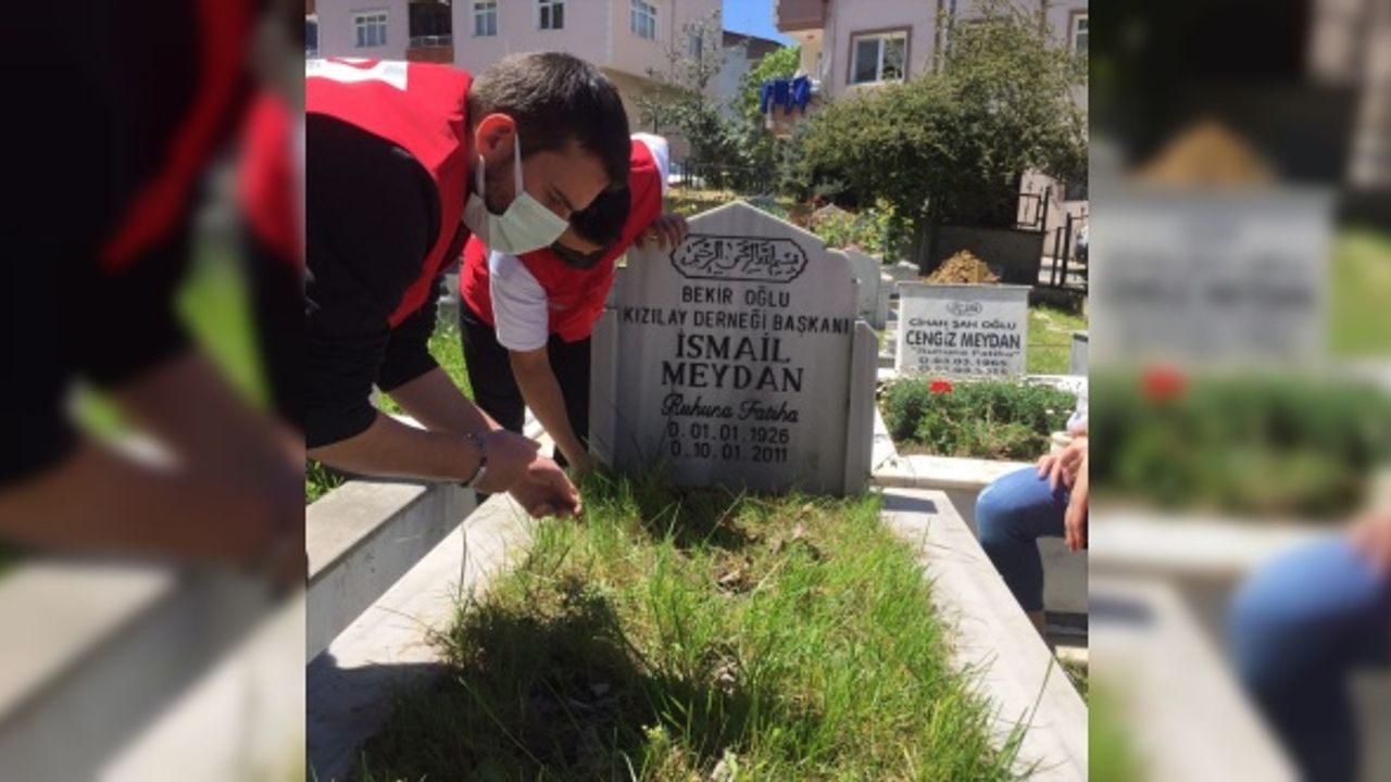 Ordu'da Kızılay ekipleri kabir ziyareti yapamayan vatandaşlar için mezarlıkları temizleyerek dua etti