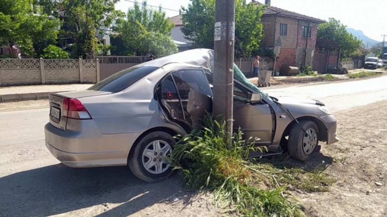 Sakarya'da elektrik direğine çarpan otomobildeki iki kişi yaralandı