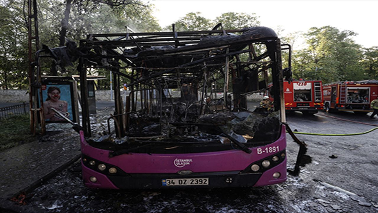 Sarıyer'de park halindeyken yanan otobüs, kullanılamaz hale geldi.