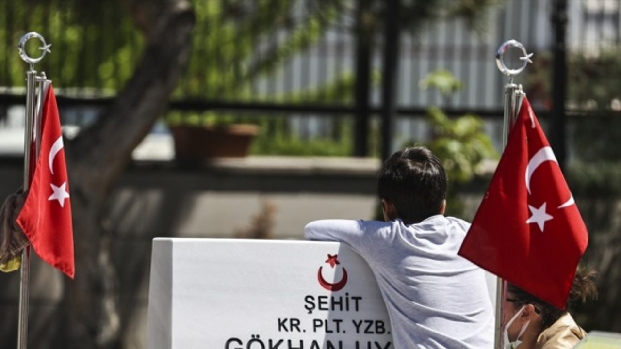 Şehit anneleri Anneler Günü'nde çocuklarının kabrini ziyaret etti