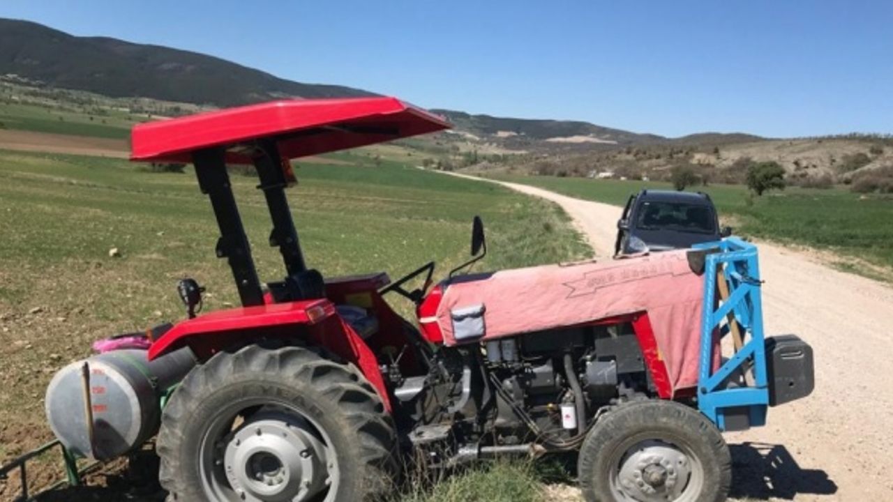 Sivas'ta traktörün altında kalan sürücü hayatını kaybetti