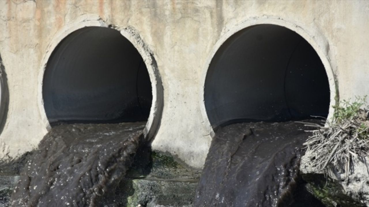 Siyah akan Çorlu Deresi, kötü koku yayıyor