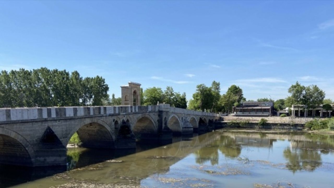 Su seviyesi azalan Tunca Nehri'nin bazı kesimlerinde yosunlar yüzeye çıktı