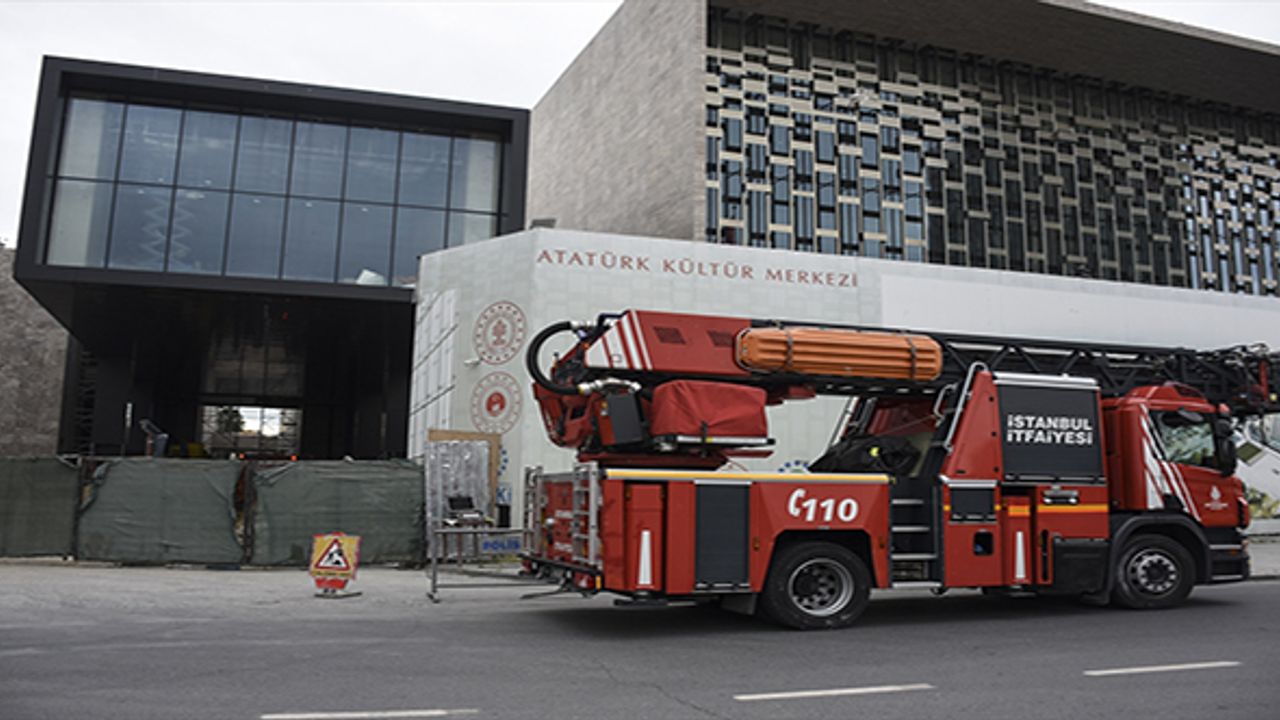 Taksim'deki Atatürk Kültür Merkezi inşaatında çıkan yangın söndürüldü
