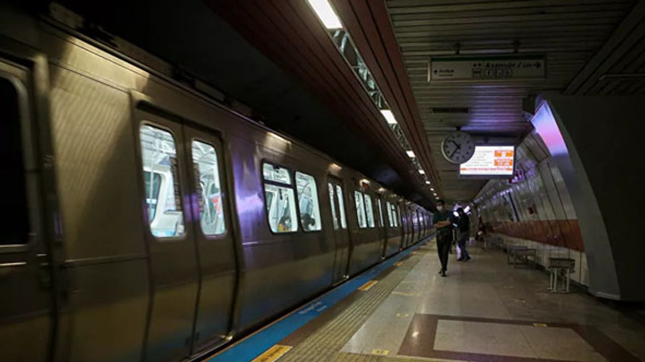 Taksim metro istasyonunda intihar girişimi: Seferler durduruldu