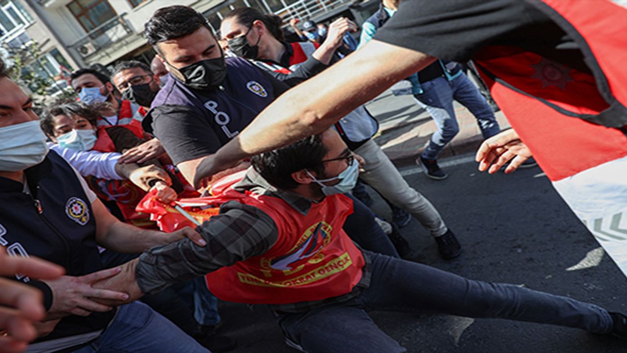 Taksim Meydanı'na izinsiz yürümek isteyen gruba müdahale edildi