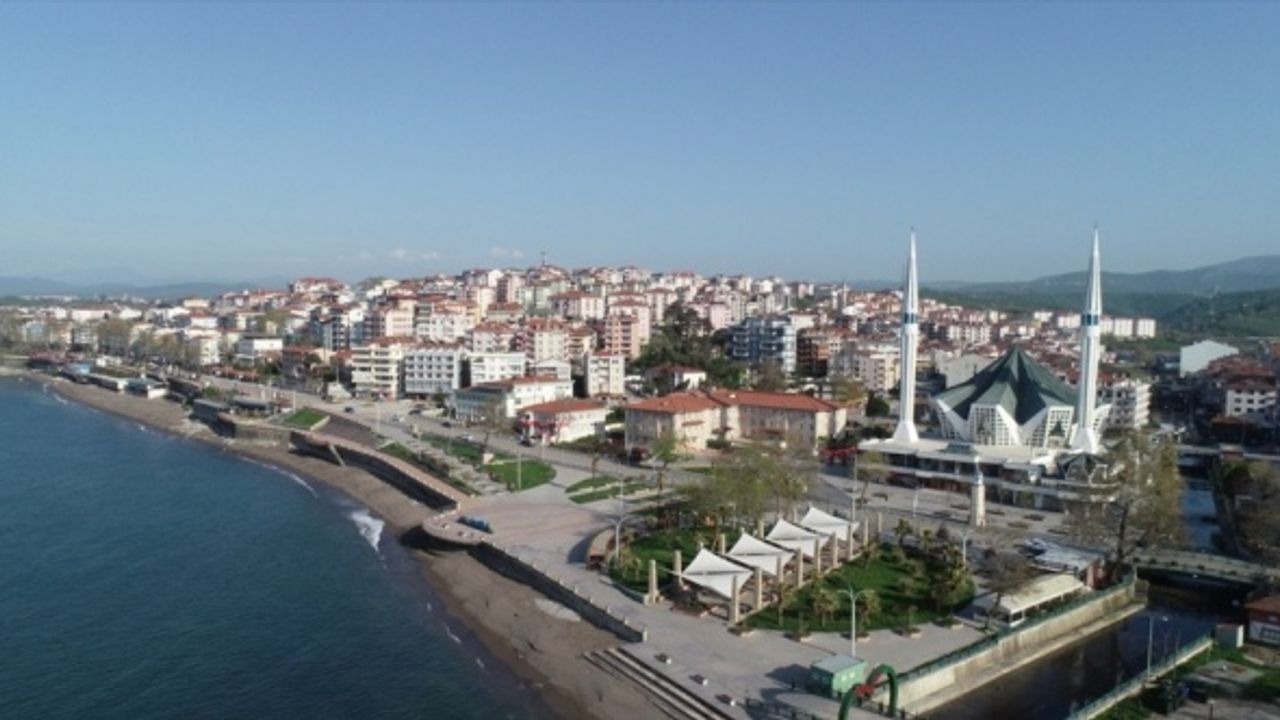 'Tam kapanma' sürecinde sessizliğe bürünen Akçakoca 'drone' ile görüntülendi