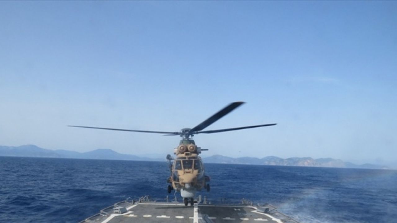 TCG Gediz fırkateyninde “Müşterek İniş Kalkış ve Dikey İkmal Eğitimleri“ yapıldı