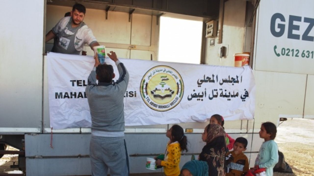 Tel Abyad Yerel Meclisi, ramazan boyunca günlük 3 bin kişiye iftar veriyor