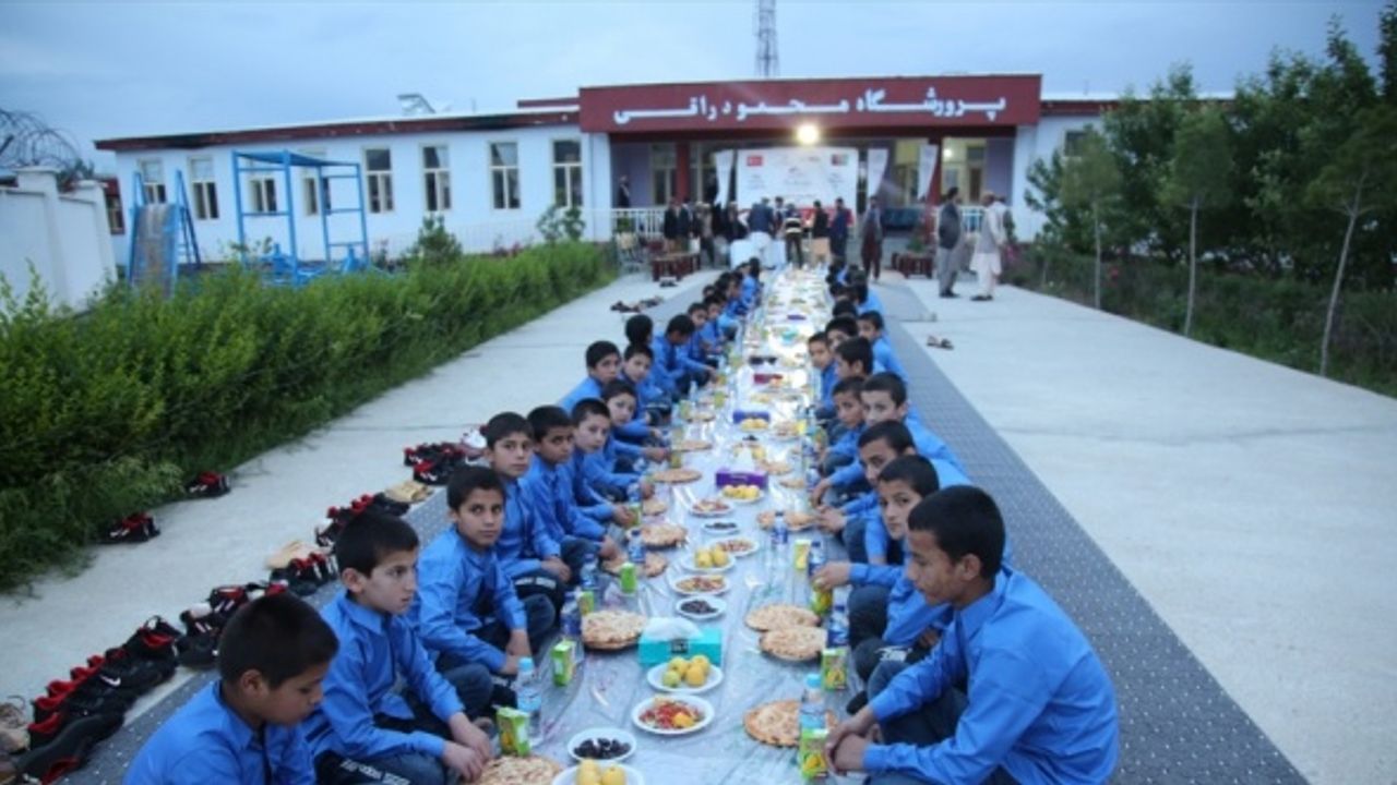 TİKA Afganistan'daki 100 yetim çocuğa iftar yemeği verdi