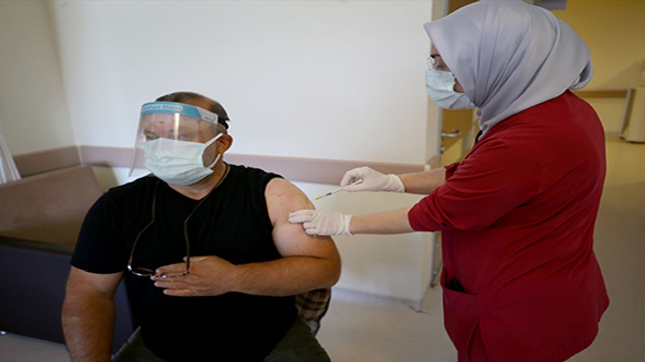 Trakya'da sağlık çalışanlarının eşlerine Kovid-19 aşısı uygulanmaya devam ediliyor