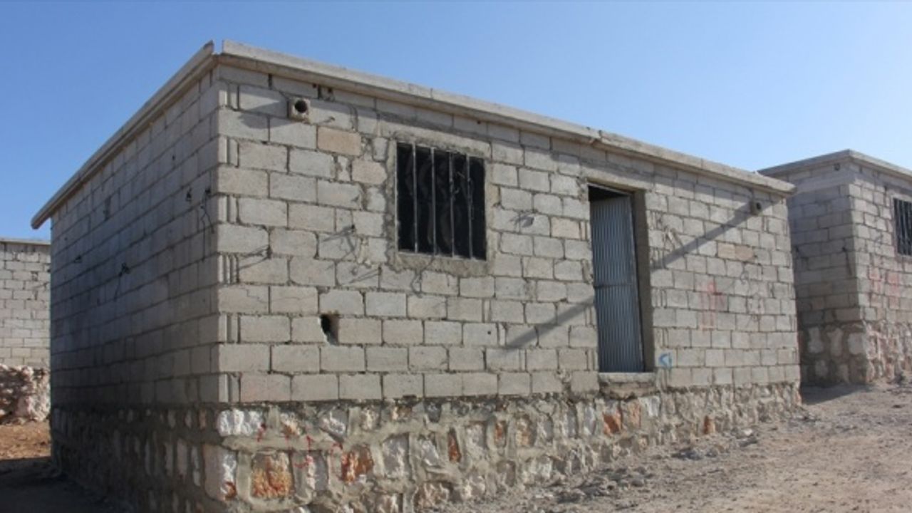 Türk sivil toplum kuruluşları Suriye'de briket evlerden oluşan kamp inşa etti