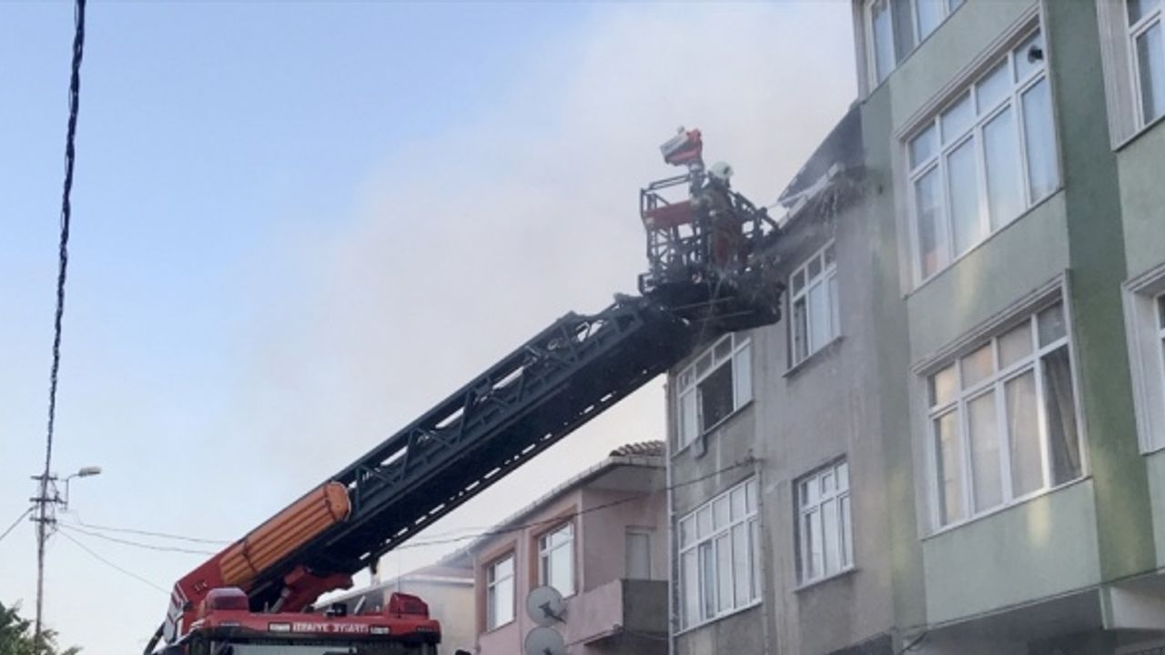 Üsküdar'da bir apartmanın çatı katında çıkan yangın söndürüldü