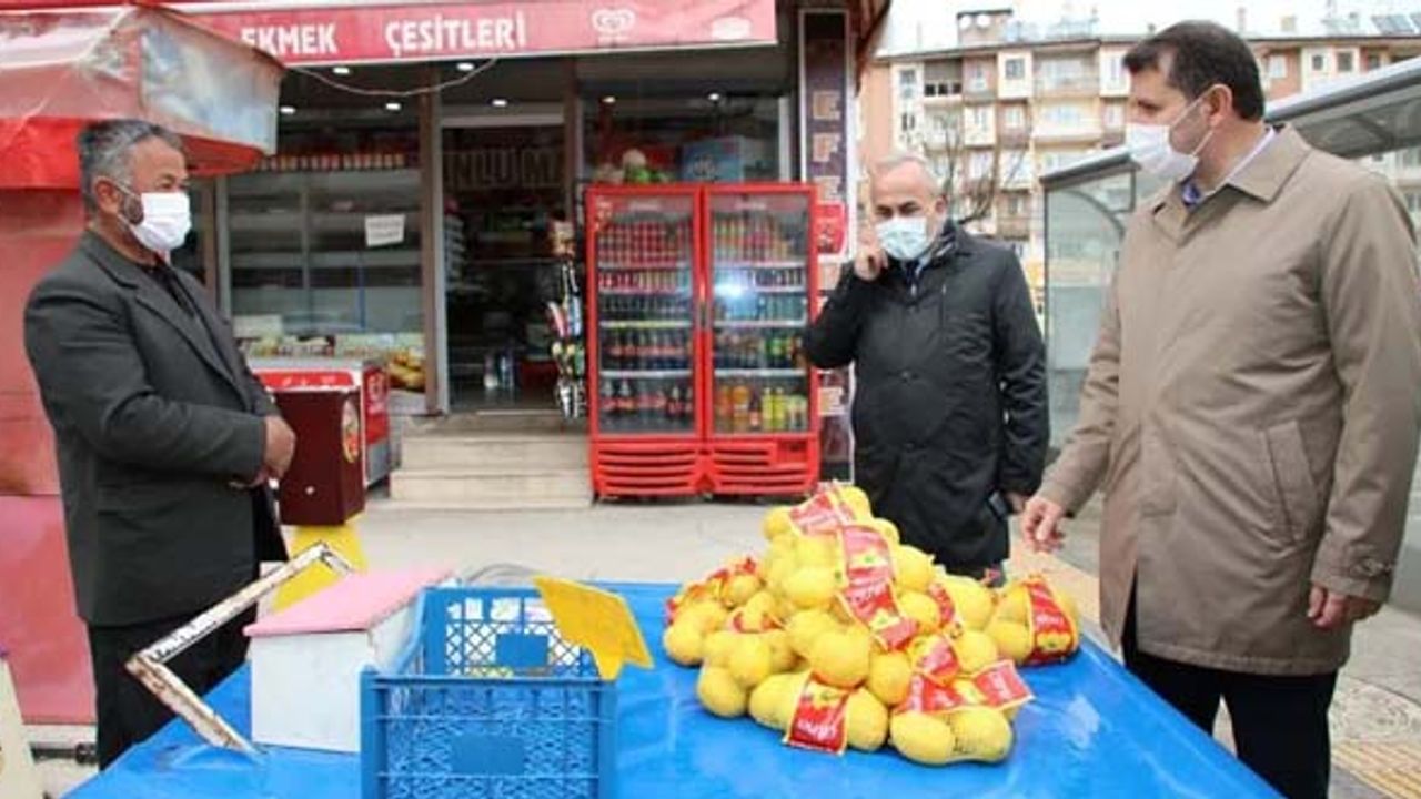 Validen alkışlanacak hareket! Ceza kesmedi, hepsini satın alıp evine gönderdi