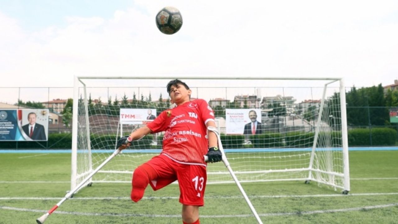 13 yaşındaki Tuncay Efe Hankulu, Ampute Futbol Süper Lig maçlarına çıkmanın sevincini yaşıyor