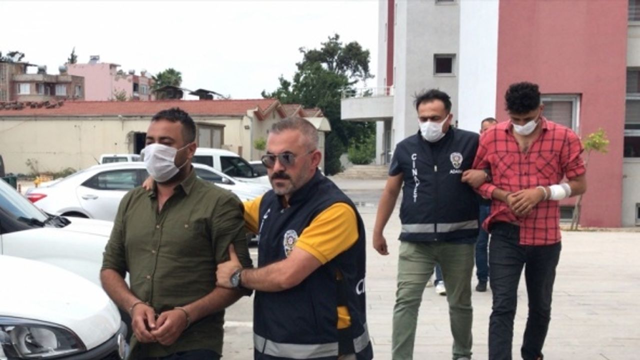Adana'da kumar baskınında polise mukavemet gösteren 4 kişi gözaltına alındı