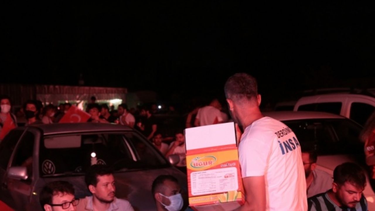 Adana'da vatandaşlar Türkiye-İtalya maçını kurulan dev ekranda araçlarından izledi