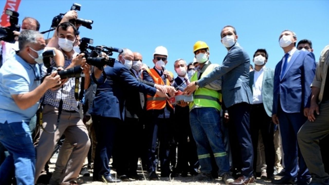 Mahir Ünal, Kahramanmaraş'ta temel atma töreninde konuştu