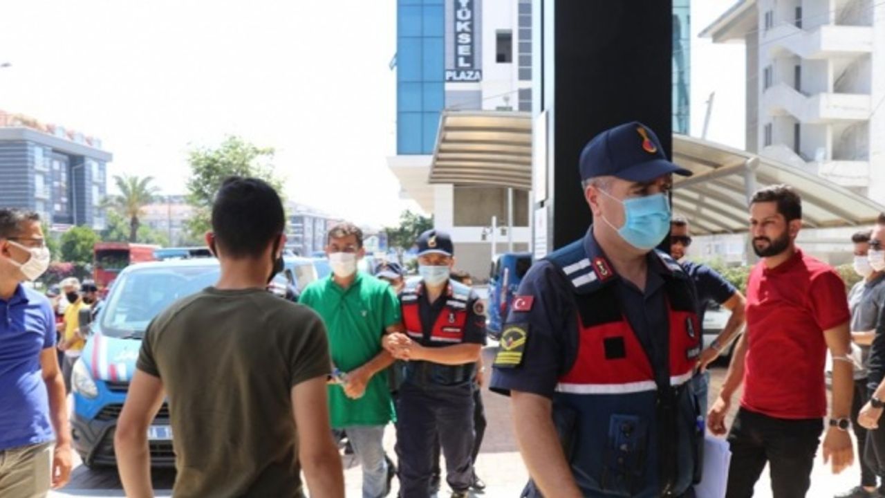 Antalya'da eşi tarafından silahla kazara vurulduğu iddia edilen kadın öldü
