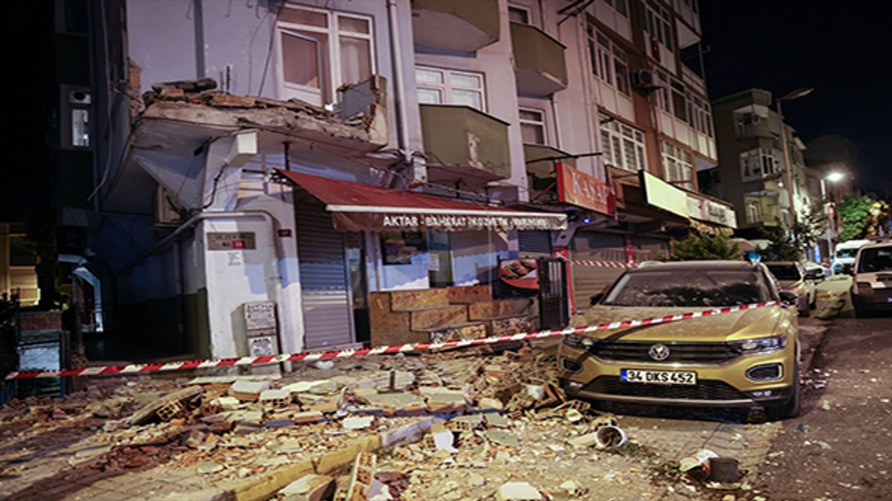 Avcılar'da bir apartmanın balkonu çöktü
